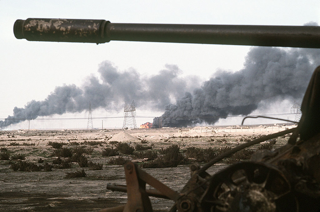 1024px-Disabled_Iraqi_T-54A,_T-55,_Type_59_or_Type_69_tank_and_burning_Kuwaiti_oil_field