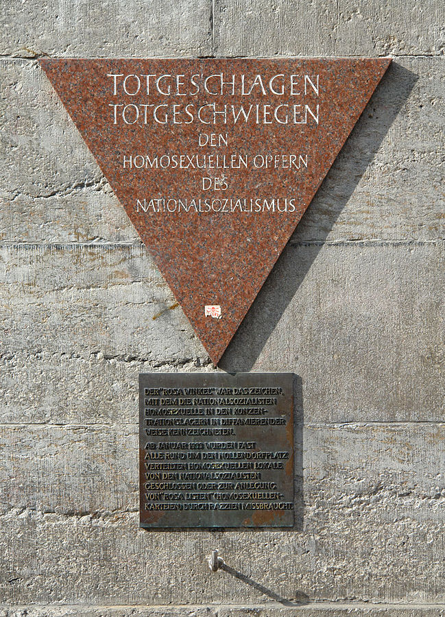 649px-Gedenktafel_Homosexuelle_Opfer_Nollendorfplatz_Berlin