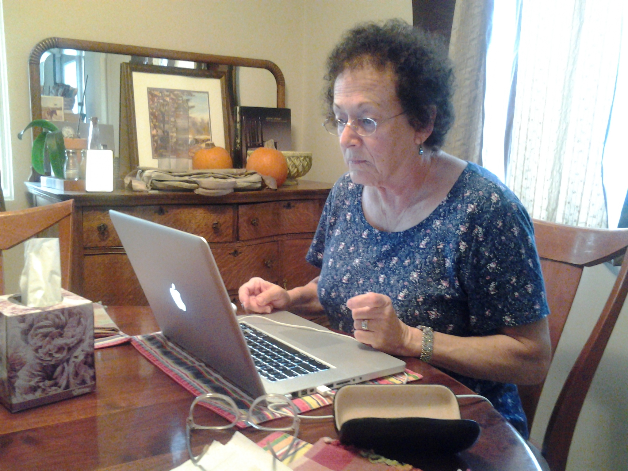 Новое работа для пенсионера. Пенсионерка в интернете. Пенсионеры в интернете. Пенсионеры и компьютер. Пожилые люди и интернет.