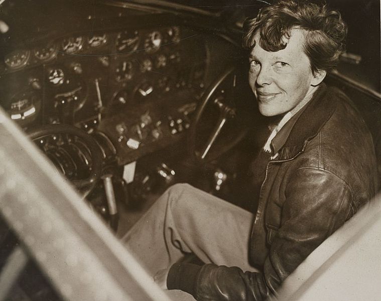 Amelia Earhart w swojej Electrze, w której zginie w 1937 roku w trakcie podróży dookoła świata wzdłuż równika. Źródło Wikimedia. DP