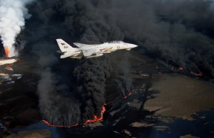 F-14A_VF-114_over_burning_Kuwaiti_oil_well_1991