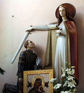 Figura świętej Barbary błogosławiącej górnikowi w kościele Matki Boskiej Szkaplerznej w Rybniku - Zebrzydowicach. Autor Pleple2000. Źródło Wikimedia. CC BY-SA 3.0