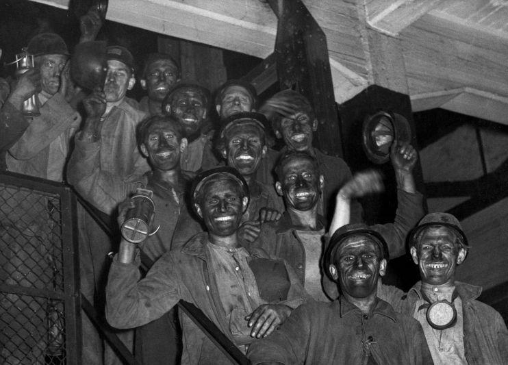Górnicy wracają z pracy. Limburgia, Holandia, 1946 rok. Autor Henk Blansjaar. Źródło Wikimedia. Licencja Flickr's the Commons