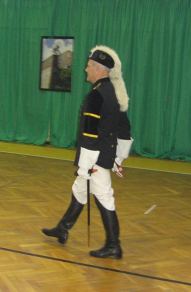 _Lis Major_ w tradycyjnym stroju podczas uroczystości Barbórki w Libiążu. Źródło Wikimedia. Autor Julo. Domena publiczna