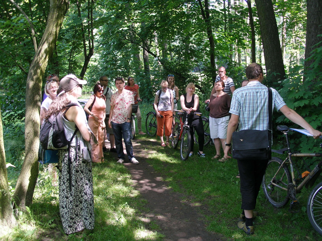 Park Julianowski. W cieniu parkowych drzew słuchamy opowieści przewodnika - Tomasza Bużałka. 