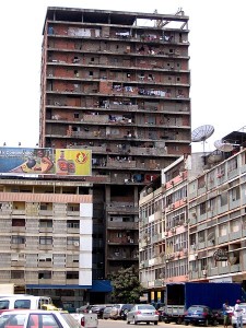 Pionowy slums w Luandzie, Angola. Aut Paulo Cesar Santos. Źródła Wikimedia. CC0 1.0