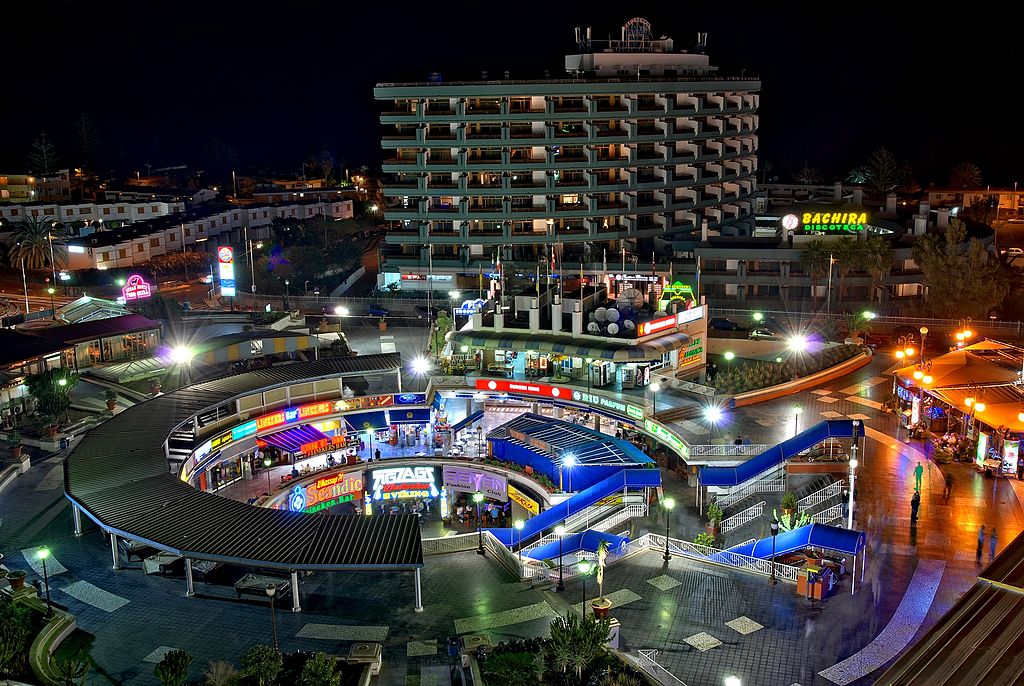 Playa del Inglés nie posiada typowego centrum. Handel, usługi i gastronomia są zlokalizowane w centrach handlowych. Aut. Kriki. Źródła Wikipedia. CC 3.0