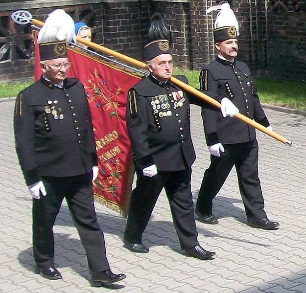 Poczet sztandarowy parafii św. Anny w Janowie w mundurach górniczych. Autor Ewkaa. Źródło Wikimedia. CC 3.0