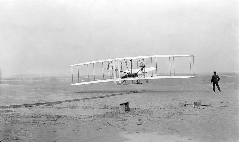 Początki lotnictwa to pierwsze udane loty zrealizowane przez braci Wright w 1903 roku. Źródło Wikimedia. DP