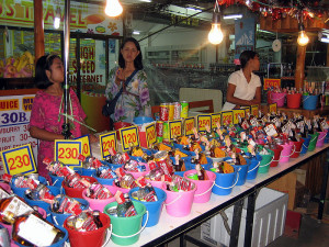 Sprzedaż wiaderek z alkoholem podczas full moon parties na tajskiej wyspie Ko Pha Ngan w miejscowości Haad Rin. Aut. Travelpleb. Źródło Wikimedia. CC 2.0