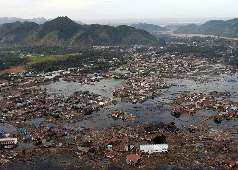 Sumatrzańska wioska zniszczona przez tsunami wywołane trzęsieniem ziemi na Oceanie Indyjskim w 2004 roku. Aut. Philip A. McDaniel, marynarka wojenna USA. Źródło Wikipedia. DP