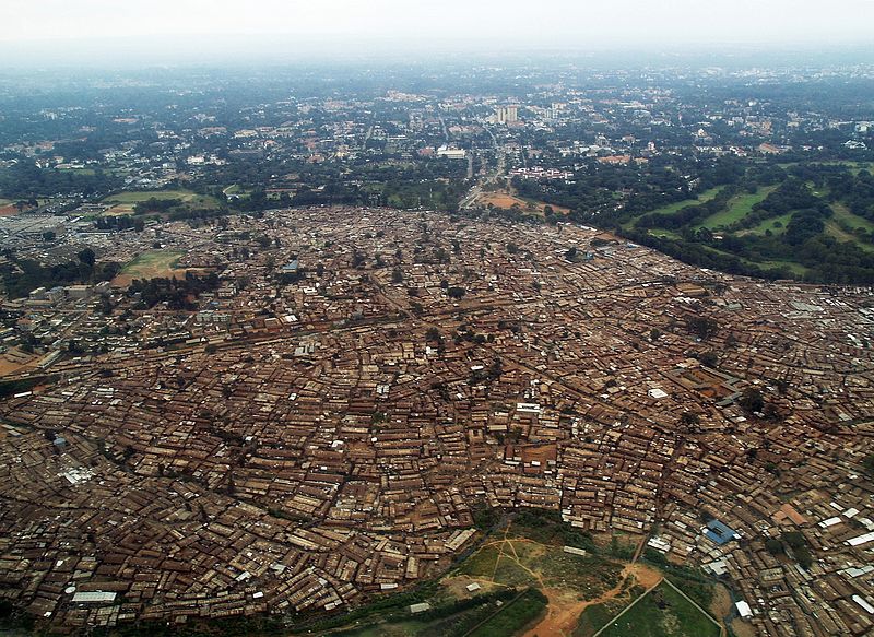 Zachodnia część slumsu w Kiberze, Nairobi. Aut. Kreuzschnabel. Źródło Wikimedia. CC-BY-SA-3.0