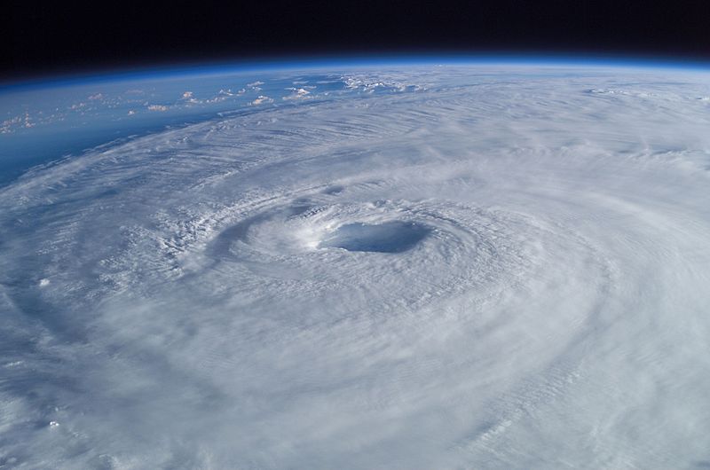 Zdjęcie huraganu Isabel wykonana przez astronautę z międzynarodowej stacji kosmicznej.  Aut. Edward Lu. Źródło Wikimedia. DP