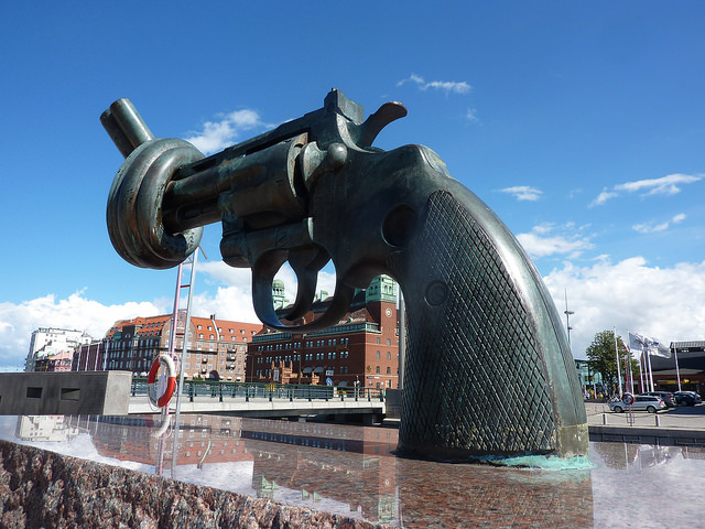 Rzeźba Karla Fredrika Reuterswärdaa „Non-Violence” w Malmö (Szwecja). Ten szwedzki artysta, wstrząśnięty bezsensowną śmiercią Johna Lennona w 1980 r., zaczął stawiać takie rzeźby w miastach na całym świecie. Można je zobaczyć m.in. w Berlinie, Sztokholmie, Göteborgu. Najsłynniejsza znajduje się przed siedzibą ONZ w Nowym Jorku. fot. Beth, CC BY-NC 2.0