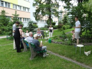 Uczestnicy Akcji Skalniak przy ul. Radka 2, sadząc kwiatki rozmawiali  o osiedlu i projektach do Budżetu Obywatelskiego. fot. Odnowa Teofilowa